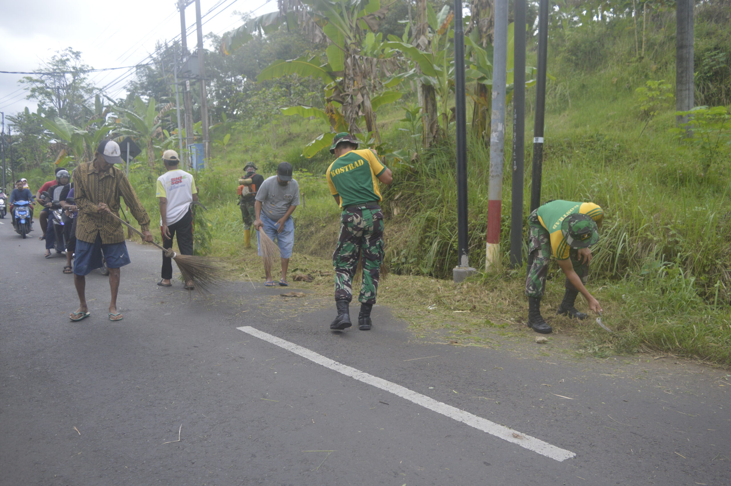 Brigif 9/DY/2 Kostrad Gelar Karya Bakti Dalam Rangka Menyambut HUT RI ke-80 Tahun 2025

Dalam Rangka Menyambut HUT RI ke-80 Tahun 2025 Brigif 9/DY/2 Kostrad Menggelar Kegiatan Karya Bakti yang dipimpin oleh Kasiter Brigif 9/DY/2 Kostrad, Mayor Inf Didit Aprian Rahmandhita, S.E Bertempat di Desa Rambaan, Kelurahan jemberlor Kecamatan Patrang, Kabupaten Jember. Jumat(01/08/2025).

Karya Bakti ini melibatkan 30 Orang Prajurit Denma Brigif 9/DY/2 Kostrad dan 50 Orang Masyarakat Desa setempat dilakukan sebagai wujud Kepedulian dalam Menjaga Alam dan Lingkungan dengan turun langsung Mengangkat Sampah dan Membersihkan Tanaman liar di sekitar lahan.

Di lain tempat Danbrigif 9/DY/2 Kostrad, Kolonel Inf Dr. La Ode Muhammad Nurdin.S.Sos., M.I.Pol
Menyampaikan selain mewujudkan Kepedulian TNI terhadap Masyarakat, kegiatan Karya Bakti juga sebagai sarana Mendekatkan TNI dengan Rakyat, serta upaya untuk meningkatkan semangat kebersamaan, kegotong-royongan yang salama ini sudah baik menjalin dengan masyarakat.

"Kami juga menghimbau agar masyarakat tidak membuang sampah sembarangan dan lebih peduli terhadap Kebersihan Lingkungan. Mari kita bersama menjaga Lingkungan kita ini agar tetap Bersih dan Memberikan manfaat bagi Kehidupan kita", Tutup Danbrigif 9/DY/2 Kostrad.