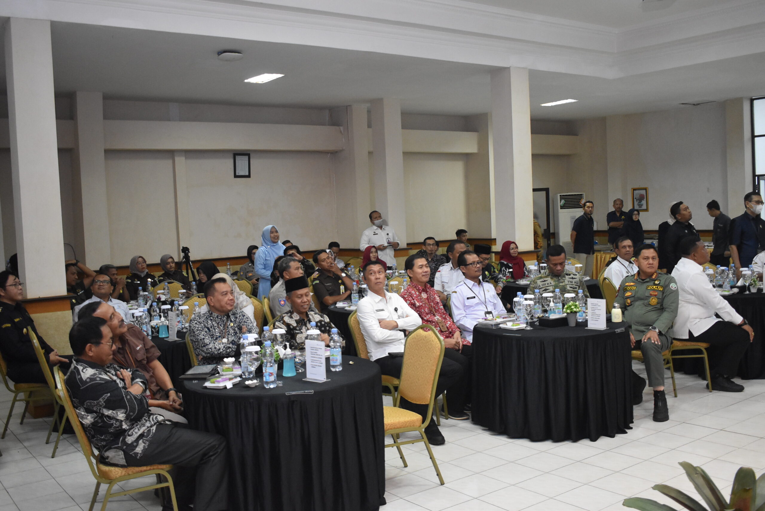 atker Brigif 9/DY/2 Kostrad, Menerima Penghargaan Dari KKPN Jember.

Satker Brigif 9/DY/2 Kostrad meraih penghargaan berupa Piagam Penghargaan atas peraihan nilai Indikator Kinerja Pelaksanaan Anggaran (IKPA) terbaik ke-1 periode semester-I TA 2025 kategori pagu sangat besar (>20 Milyar) lingkup KPPN Jember yang diterima langsung oleh Danbrigif 9/DY/2 Kostrad, Kolonel Inf Dr. La Ode Muhammad Nurdin, S.Sos.,M.I.Pol. yang bertempat di Kantor KPPN Jember, Rabu (27/08/2025).

Pemberian penghargaan kepada satuan kerja terbaik lingkup KPPN Jember sebagai bentuk apresiasi KPPN Jember kepada Satker-Satker terbaik termasuk di dalamnya Brigif 9/DY/2 Kostrad atas kinerja di bidang pelaksanaan anggaran dan pelaporan keuangan. Kegiatan ini diharapkan mampu memberikan motivasi dengan reward yang diberikan kepada unit kerja yang bersangkutan. Semoga pada semester berikutnya, seluruh Satker mitra KPPN Jember dapat meningkatkan kinerja pelaksanaan anggaran sampai dengan periode semester I tahun 2025 demi mendukung belanja negara yang lebih berkualitas.

Prestasi ini menunjukan bahwa Satker Brigif 9/DY/2 Kostrad sebagai salah satu yang terbaik dalam capaian IKPA yang menyangkut beberapa aspek yaitu aspek kesesuaian antara perencanaan dengan pelaksanaan anggaran, aspek kepatuhan terhadap perundang-undangan, efektifitas dan efesien pelaksanaan anggaran.