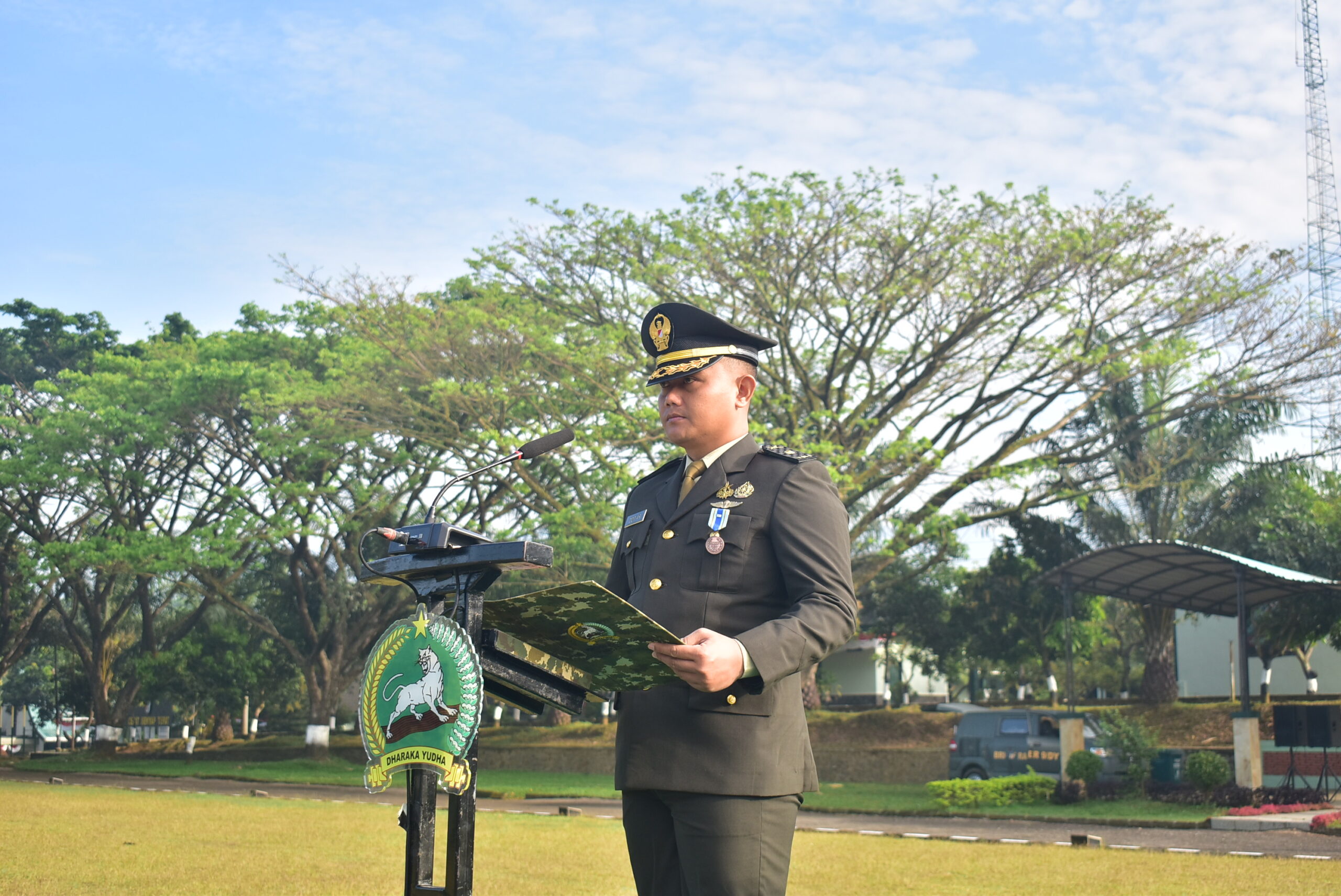 Memperingati HUT RI Ke-80 Brigif 9/DY/2 Kostrad melaksanakan Upacara Pengibaran Bendera Merah Putih Di Lapangan Brigif 9/DY/2 Kostrad.

Prajurit Denma Brigif 9/DY/2 Kostrad melaksanakan upacara Bendera Merah Putih memperingati HUT RI Ke-80 Tahun 2025 dengan tema "Berdaulat Bersatu Rakyat Sejahtera Indonesia Maju" Kasiter Brigif 9/DY/2 Kostrad, Mayor Inf Didit Aprian Rahmandita, S.E. selaku Inspektur Upacara (Irup) bertempat di Lapangan Upacara Markas Brigif 9/DY/2 Kostrad, Kecamatan Patrang, Kabupaten Jember, Minggu (17/08/2025).

Upacara Pengibaran Bendera Merah Putih memperingati HUT RI Ke-80 yang di ikuti oleh prajurit Brigif 9/DY/2 Kostrad dilaksanakan dengan tertib, aman dan hikmat. Upacara bendera merah putih memiliki makna penting sebagai upaya untuk mengingatkan prajurit Brigif 9/DY/2 Kostrad pada perjuangan para pahlawan terdahulu.

Adapun rangkaian upacara yang dilaksanakan diantaranya pengibaran bendera Merah Putih, Pembacaan Teks Pancasila oleh Inspektur Upacara, Mengheningkan Cipta, pengucapan Proklamasi kemerdekaan oleh petugas upacara, serta Amanat dilanjutkan Do’a sebagai penutup oleh Irup.

Dalam amanat Inspektur upacara (Irup) Kasiter Brigif 9/DY/2 Kostrad, Mayor Inf Didit Aprian Rahmandita, S.E. menyampaikan bahwa Komitmen untuk memperkuat persatuan dan sinergi antar Matra dengan seluruh komponen bangsa demi menjaga keutuhan NKRI, Menegakan kedaulatan didarat, laut dan udara dari segala bentuk ancaman. Menyikapi hal tersebut TNI harus mengabdikan kekuatan dan kemampuan demi terciptanya rasa aman serta kesejahteraan rakyat melalui operasi militer dan operasi militer selain perang, membangun profesionalisme, modernisasi alutsista dan kualitas sumber daya prajurit yang unggul sehingga TNI mampu menjadi garda terdepan dalam mewujudkan Indonesia yang maju, kuat dan disegani dunia

Hal-hal lain yaitu merupakan wujudkan nyata dukungan TNI terhadap Asta Cita, demi mewujudkan Indonesia yang maju dan sejahtera. Setiap langkah yang kita ambil di hari ini adalah jawaban atas tantangan yang di hadapi TNI, sehingga dibutuhkan dedikasi dan integritas yang kuat sebagai garda terdepan bangsa.
