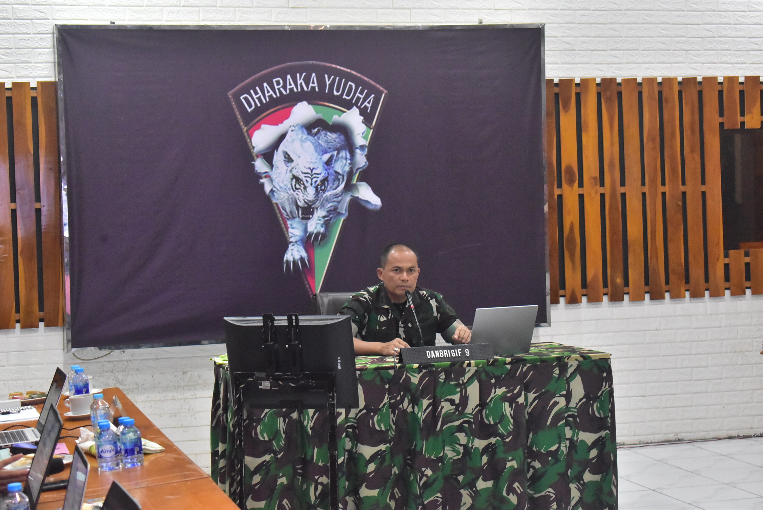 Pembangunan Zona Integritas menuju Wilayah Bebas Korupsi (WBK) Brigif 9/DY/2 Kostrad

Brigif 9/DY/2 Kostrad melaksanakan Wawancara bersama Tim Penilai Nasional (TPN) dari Kemenpan RB, Kapus RB TNI, Paban Vlll/ RB & Binsisfo Srenum TNI, Paban Vll/RB Srenad, serta Tim Evaluator TNI di Brigif 9/DY/2 Kostrad yang dipimpin oleh Danbrigif 9/DY/2 Kostrad, Letkol Inf Roliyanto, S.I.P., M.I.P., dalam rangka Pembangunan Zona Integritas menuju Wilayah Bebas Korupsi (WBK) di Mabrigif 9/DY/2 Kostrad Patrang, Jember pada hari Rabu (10/9/2025).

Kegiatan ini diawali dengan Sambutan dari Kapus RB TNI kemudian paparan oleh Danbrigif 9/DY/2 Kostrad, Letkol Inf Roliyanto, S.I.P., M.I.P. terhadap hasil pembangunan Zona Integritas menuju Wilayah Bebas Korupsi (WBK) di Satuan Kerja Brigif 9/DY/2 Kostrad. Kemudian setelah paparan usai dilaksanakan sesi tanya-jawab oleh Tim Penilai Nasional dan Tim Evaluator.

Danbrigif 9/DY/2 Kostrad, Letkol Inf Roliyanto, S.I.P., M.I.P. menekankan bahwa wawancara pembangunan Zona Integritas menuju Wilayah Bebas Korupsi (WBK) ini bertujuan untuk memverifikasi hasil pembangunan Zona Integritas menuju Wilayah Bebas Korupsi (WBK) Satker Brigif 9/DY/2 Kostrad dan sebagai laporan bahwa Brigif 9/DY/2 Kostrad pantas meraih Predikat WBK (Wilayah Bebas Korupsi).

Kegiatan ini merupakan bagian dari rangkaian penilaian pembangunan Zona Integritas menuju Wilayah Bebas Korupsi (WBK) yang dimulai dari tahap seleksi tingkat Kotama, tingkat TNI Angkatan Darat serta tingkat TNI dan diakhiri dengan penilaian oleh Tim Penilai Nasional dari Kementerian PAN-RB. Brigif 9/DY/2 Kostrad berkomitmen penuh untuk terus menjaga transparansi, akuntabilitas, serta meningkatkan kualitas pelayanan demi terwujudnya satuan yang bersih dan profesional.

Dengan Semboyan SIGAP, Prajurit Brigif 9/Dharaka Yudha optimis meraih predikat Wilayah Bebas Korupsi (WBK).