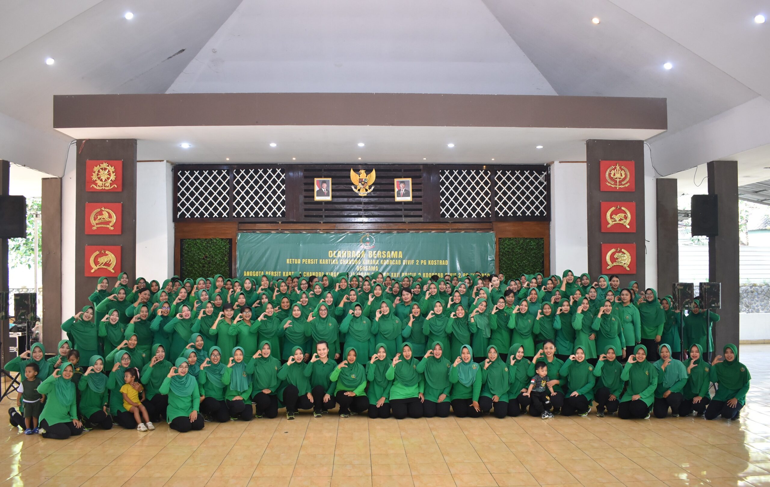 Brigif 9/DY/2 Kostrad Menerima Kunjungan Ketua Persit Kartika Chandra Kirana Koorcab Divif 2 Kostrad

Ketua Persit Kartika Chandra Kirana Koorcab Divif 2 PG Kostrad, Ibu Tini Susilo didampingi Wakil Ketua Persit Kartika Chandra Kirana Koorcab Divif 2 PG Kostrad Ny. Nanik Riyanto, beserta para Ketua Seksi melaksanakan kegiatan Kunjungan ke Cabang XXII Brigif 9 Koorcab Divif 2 PG Kostrad bertempat di Mabrigif 9/DY/2 Kostrad. Kecamatan Patrang, Kabupaten Jember, Jawa Timur. Rabu(22/10/2025).

Kedatangan rombongan Persit Kartika Chandra Kirana Koorcab Divif 2 PG Kostrad disambut langsung oleh Ketua Persit Kartika Chandra Kirana Cabang XXII Brigif 9 Koorcab Divif 2 PG Kostrad Ny. Icha Roliyanto berserta seluruh pengurus Persit Kartika Chandra Kirana Cabang XXII Brigif 9 Koorcab Divif 2 PG Kostrad.

Kegiatan diawali dengan olah raga bersama anggota dan pengarahan Ketua Persit Kartika Chandra Kirana Koorcab
Divif 2 PG Kostrad kepada anggota Persit Kartika Chandra Kirana Cabang XXII Brigif 9 Koorcab Divif 2 PG Kostrad.

Dalam kegiatan tersebut, Ketua Persit Kartika Chandra Kirana Koorcab Divif 2 PG Kostrad, Ibu Tini Susilo juga melaksanakan Forum Group Discussion dengan topik "Peran Istri Prajurit", yang dilanjutkan dengan peninjauan di Sentra Griya Kerajinan

Kegiatan kunjungan dilaksanakan selama 2 hari dengan hari kedua adalah kegiatan peningkatan kader posyandu yang dihadiri oleh kader posyandu sejajaran Brigif 9/DY/2 Kostrad.