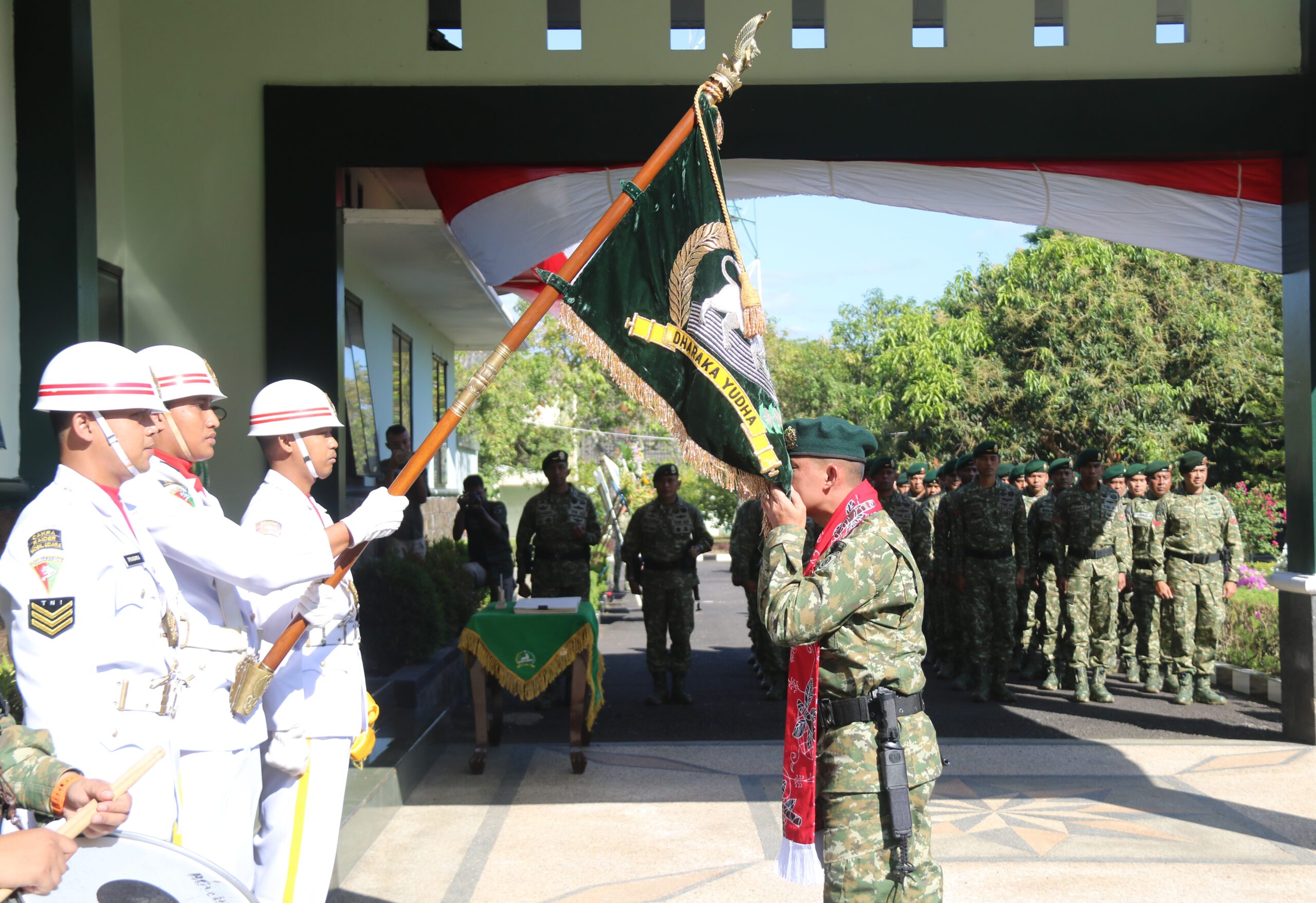 Acara tradisi penerimaan warga baru, Danbrigif 9/DY/2 Kostrad.

Danbrigif 9/DY/2 Kostrad Kolonel Inf Dr La Ode Muhammad, S.Sos., M.I.Pol. selaku pejabat lama memimpin Acara tradisi korp raport penerimaan warga baru Letkol Inf Roliyanto. S.I.P., M.I.P. yang bertempat di Mabrigif 9/DY/2 Kostrad, Kecamatan Patrang, Kabupaten Jember, Jawa Timur. Rabu (27/08/2025).

Rangkaian kegiatan diawali dengan pelaksanaan tradisi Ziarah Makam Letkol Moch Sroedji kemudian dilanjutkan Hanmars sejauh 5 Km dengan titik akhir di depan Mabrigif 9/DY/2 Kostrad, kemudian dilanjutkan dengan upacara korp raport penerimaan warga baru Brigif 9/DY/2 Kostrad.

Kegiatan ini bertujuan untuk menanamkan disiplin, menumbuhkan jiwa korsa dan kebersamaan serta rasa kebanggaan terhadap satuan dan juga dalam rangka memenuhi kebutuhan organisasi sekaligus penyegaran tugas personel secara berkesinambungan, sehingga diharapkan akan semakin meningkatkan efektifitas, kualitas kinerja dan produktifitas organisasi serta pengembangan karier bagi Perwira yang bersangkutan.

Pada acara Tradisi penerimaan warga baru dihadiri oleh Dansatjar Brigif 9/DY/2 Kostrad dan Para Perwira Brigif 9/DY/2 Kostrad serta Pengurus Persit KCK Cabang XXII Brigif 9 Koorcab Divif 2 PG Kostrad.