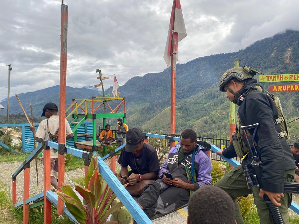 Masyarakat Antusias Manfaatkan Internet Gratis di TK J2 Satgas Yonif 509 KostradIntan Jaya, Papu (1)