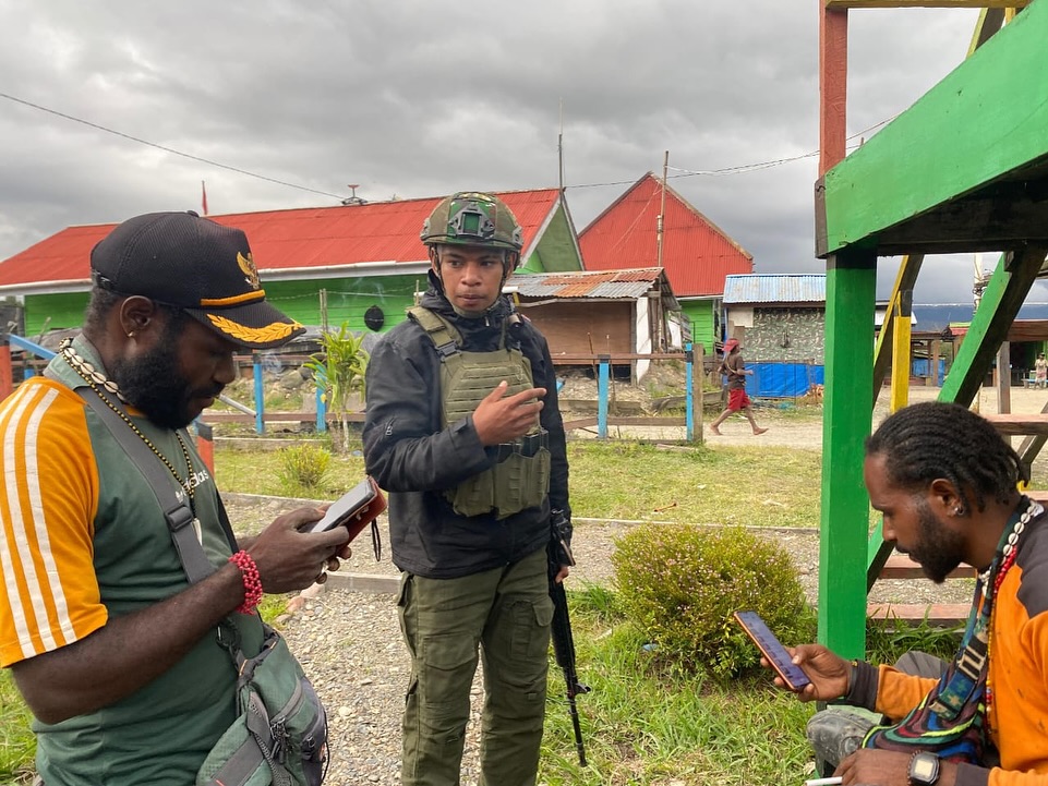 Masyarakat Antusias Manfaatkan Internet Gratis di TK J2 Satgas Yonif 509 KostradIntan Jaya, Papu (2)