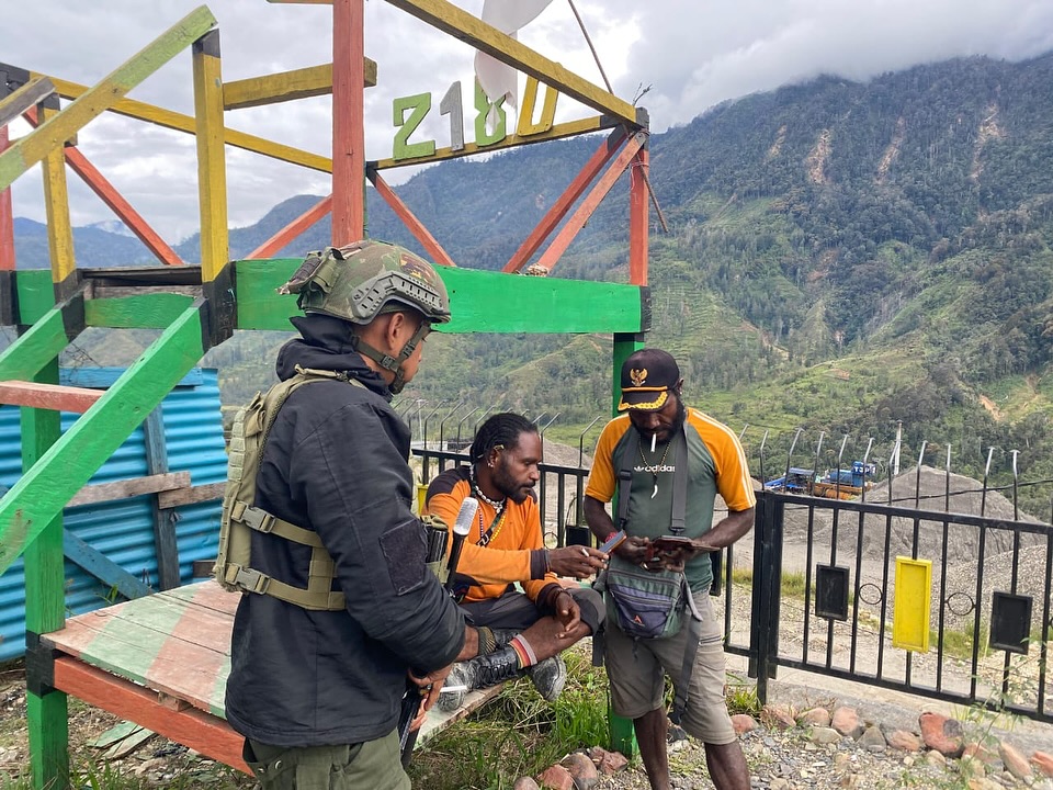 Masyarakat Antusias Manfaatkan Internet Gratis di TK J2 Satgas Yonif 509 Kostrad  Intan Jaya, Papua – Fasilitas internet gratis yang disediakan oleh Titik Kuat (TK) J2 Satgas Yonif 509 Kostrad mendapat sambutan positif dari masyarakat sekitar. Setiap harinya, warga, terutama para pelajar dan pemuda, datang ke pos untuk memanfaatkan jaringan internet guna belajar, mengakses informasi, dan berkomunikasi dengan keluarga di luar daerah. Senin (03/02/2025)  Komandan TK J2, Lettu Inf Muh. Fardhana, menjelaskan bahwa penyediaan internet gratis ini merupakan bentuk kepedulian Satgas terhadap masyarakat yang selama ini mengalami keterbatasan akses komunikasi dan informasi.  “Kami melihat bahwa masyarakat di sekitar TK J2 sangat membutuhkan akses internet, terutama untuk belajar dan berkomunikasi. Oleh karena itu, kami berinisiatif memberikan layanan ini agar mereka bisa lebih mudah mendapatkan informasi dan tetap terhubung dengan keluarga mereka,” ujar Lettu Inf Muh. Fardhana.  Simon, seorang warga setempat, mengungkapkan rasa syukurnya karena kini ia bisa lebih mudah menghubungi keluarganya yang bekerja di luar Papua.  “Dulu sulit sekali untuk sekadar mengirim pesan atau menelepon keluarga. Sekarang, dengan adanya internet dari Satgas, kami bisa berkomunikasi lebih mudah. Terima kasih kepada TNI yang sudah peduli dengan kami,” ujarnya.