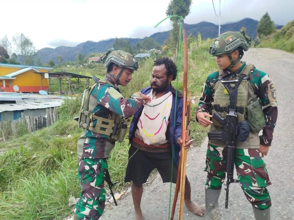 Membangun keakraban Satgas Yonif 509 Kostrad Gelar Sambang Warga di Intan JayaIntan Jaya – Dala (1)