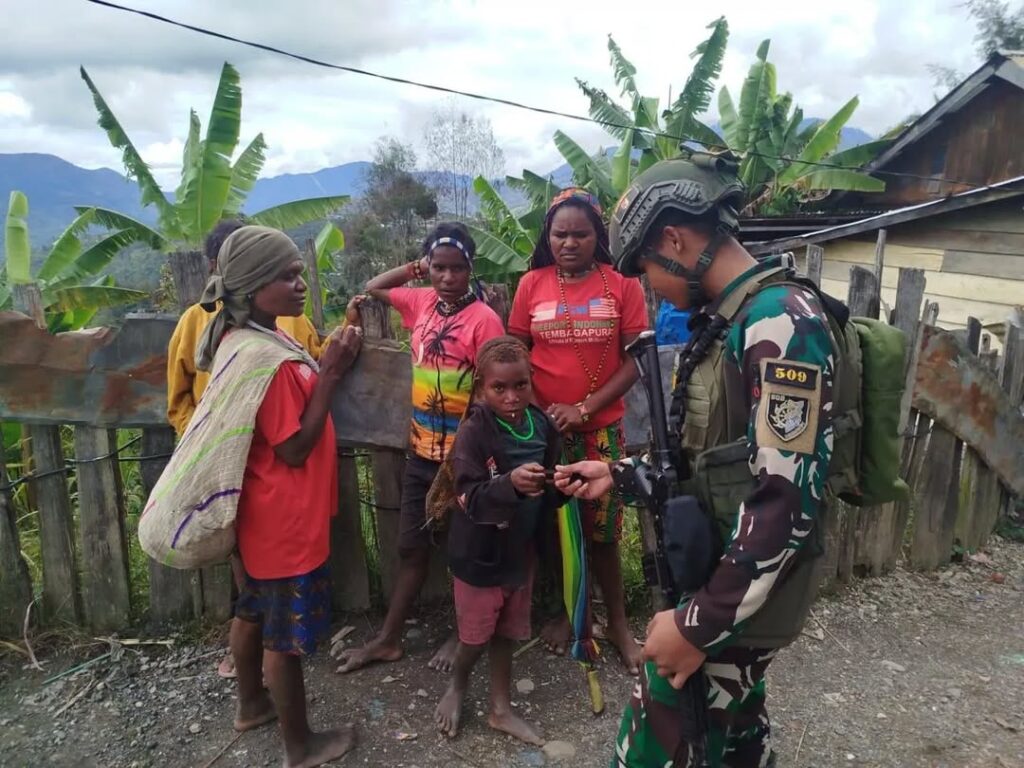 Membangun keakraban Satgas Yonif 509 Kostrad Gelar Sambang Warga di Intan Jaya  Intan Jaya – Dalam upaya menjaga keamanan wilayah dan mempererat hubungan dengan masyarakat, Satgas Yonif 509 Kostrad yang dipimpin oleh Dantim Titik J2, Letda Inf Nauval, melaksanakan kegiatan sambang warga sambil berpatroli keamanan di wilayah Intan Jaya, Papua. Kamis(09/01/2025)  Kegiatan ini bertujuan untuk memastikan kondisi keamanan sekaligus menjadi sarana komunikasi antara prajurit TNI dan masyarakat. Dalam sambang warga tersebut, personel Satgas Yonif 509 Kostrad menyempatkan waktu untuk berbincang dengan warga setempat, mendengarkan aspirasi mereka, dan memberikan edukasi terkait keamanan lingkungan.  Letda Inf Nauval menyampaikan bahwa kegiatan ini merupakan langkah preventif sekaligus pendekatan humanis kepada masyarakat. “Kami tidak hanya memastikan keamanan wilayah, tetapi juga membangun hubungan baik dengan masyarakat. Dengan begitu, kami dapat mengetahui situasi dan kebutuhan mereka secara langsung,” ungkapnya.  Dalam kegiatan ini, tim patroli juga memberikan bantuan sembako kepada warga sebagai bentuk kepedulian. Masyarakat terlihat antusias menyambut kehadiran prajurit TNI yang dianggap memberikan rasa aman dan nyaman di wilayah mereka.
