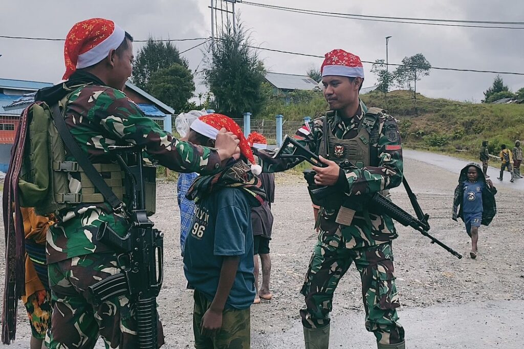 Satgas Yonif 509 Kostrad Bagikan Bingkisan dan Topi Natal di Kampung Bilogai  Intan Jaya, Papua – Dalam semangat menyambut Natal, Satgas Yonif 509 Kostrad kembali menunjukkan kepedulian kepada masyarakat di wilayah tugasnya. Kali ini, kegiatan dilaksanakan di Kampung Bilogai, dengan membagikan bingkisan Natal dan topi Santa kepada warga setempat. Kegiatan penuh kasih ini dipimpin oleh Letda Inf Nauval. Kamis (26/12/2024)  Saat melaksanakan patroli ke Kampung Bilogai, anggota Satgas menyempatkan diri untuk menyapa dan berbagi kebahagiaan dengan masyarakat. Anak-anak terlihat sangat antusias menerima bingkisan dan topi Natal, yang diberikan langsung oleh personel Satgas. Kehadiran mereka membawa senyum dan semangat baru bagi warga, terutama menjelang perayaan Natal.  “Kegiatan ini adalah bentuk kepedulian kami kepada masyarakat di wilayah ini. Kami ingin berbagi kebahagiaan Natal dan menunjukkan bahwa kami selalu hadir bersama masyarakat, tidak hanya dalam tugas keamanan tetapi juga dalam kebersamaan dan kasih,” ujar Letda Inf Nauval.  Warga Kampung Bilogai menyambut baik inisiatif ini. Salah satu tokoh masyarakat mengungkapkan rasa syukurnya atas perhatian yang diberikan oleh Satgas Yonif 509 Kostrad. “Kami sangat berterima kasih kepada bapak-bapak TNI yang sudah peduli dan berbagi kebahagiaan Natal dengan kami,” katanya.  Melalui kegiatan ini, Satgas Yonif 509 Kostrad berharap dapat mempererat hubungan dengan masyarakat serta membawa pesan damai dan kasih Natal ke seluruh pelosok Intan Jaya.