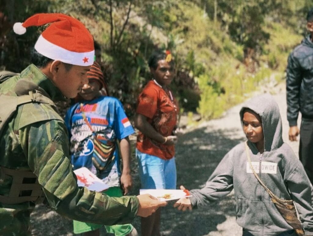 Satgas Yonif 509 Kostrad Berbagi Kebahagiaan dengan Anak-Anak Sekolah di Hari Libur Menyambut Na (2)