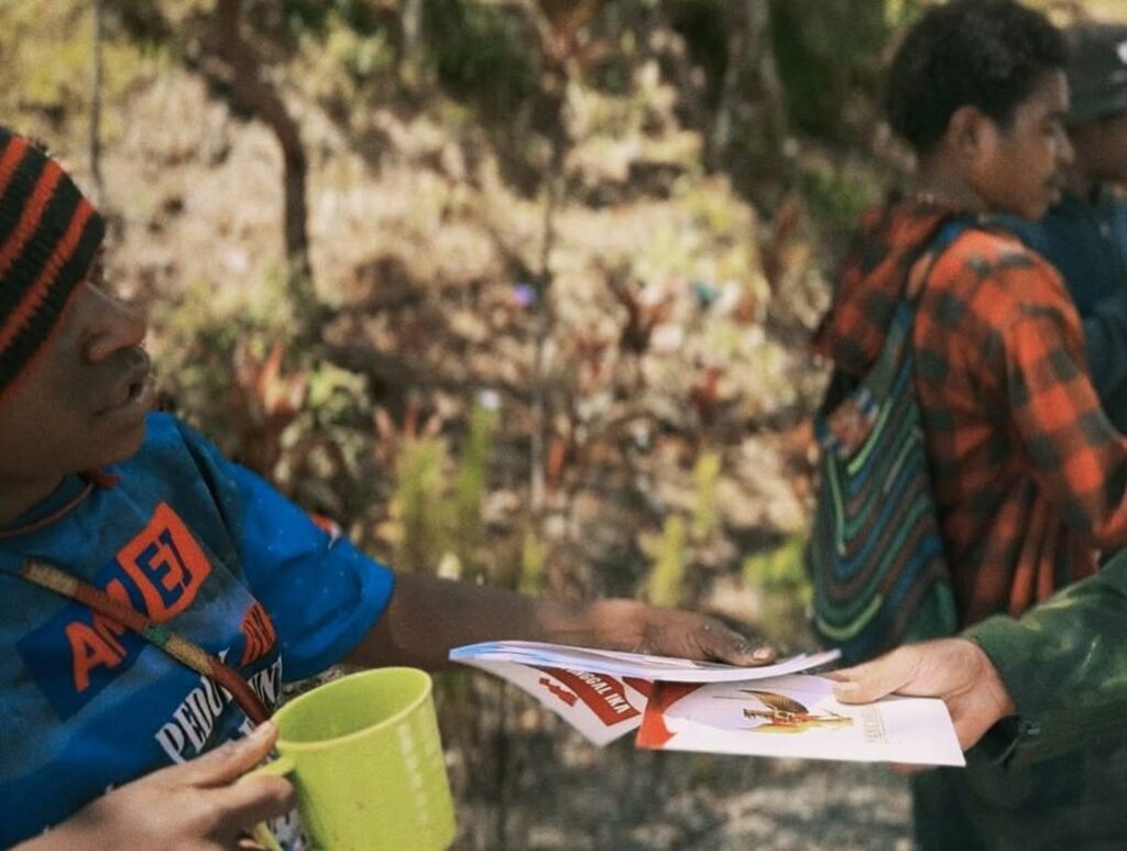 Satgas Yonif 509 Kostrad Berbagi Kebahagiaan dengan Anak-Anak Sekolah di Hari Libur Menyambut Na (3)