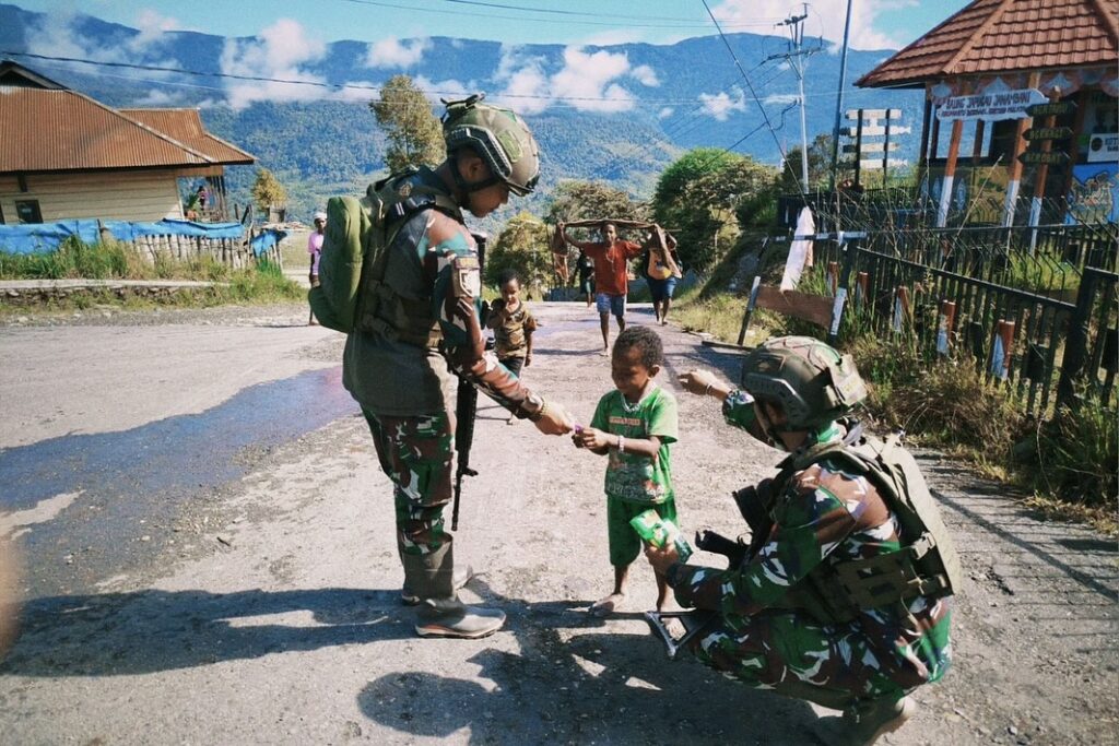 Satgas Yonif 509 Kostrad Berikan Edukasi Damai kepada MasyarakatIntan Jaya, Papua – Dalam upaya