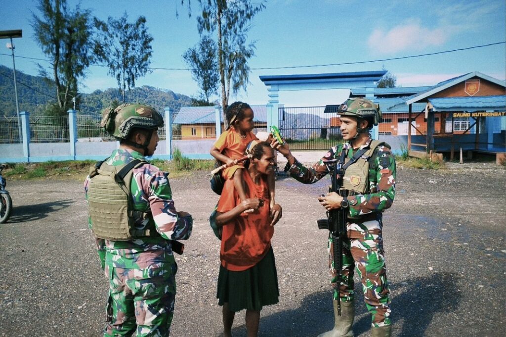Satgas Yonif 509 Kostrad Berikan Edukasi Damai kepada Masyarakat  Intan Jaya, Papua – Dalam upaya menciptakan situasi yang aman dan kondusif di wilayah Intan Jaya, Satgas Yonif 509 Kostrad, khususnya Pos Titik Kuat J2, melaksanakan pendekatan persuasif dengan memberikan edukasi kepada sekelompok masyarakat yang berniat berperang sambil membawa panah. Kamis (19/12/2024)  Kejadian ini terjadi ketika personel Satgas Yonif 509 Kostrad yang dipimpin oleh Letda Inf Nauval Dantim Pos Tk J2 melaksanakan patroli keamanan rutin di salah satu kampung di wilayah tersebut. Tim patroli mendapati sekelompok masyarakat dengan peralatan tradisional berupa busur dan panah yang bersiap untuk melakukan aksi perang adat terkait perselisihan antarwarga.  Melihat potensi konflik tersebut, Satgas Yonif 509 Kostrad segera bertindak cepat dengan pendekatan dialogis. Dantim Pos J2 bersama anggotanya mengumpulkan warga dan memberikan edukasi tentang pentingnya menyelesaikan masalah secara damai dan musyawarah. Dalam pertemuan tersebut, masyarakat diajak untuk menghindari tindakan kekerasan dan diajarkan cara-cara membangun komunikasi yang efektif untuk menyelesaikan konflik.  “Kami menjelaskan bahwa perdamaian lebih baik daripada kekerasan. Konflik hanya akan merugikan diri sendiri dan keluarga. Sebagai aparat, tugas kami adalah menjaga keamanan dan membantu masyarakat untuk hidup damai,” ungkap Dantim Pos J2 dalam keterangannya.