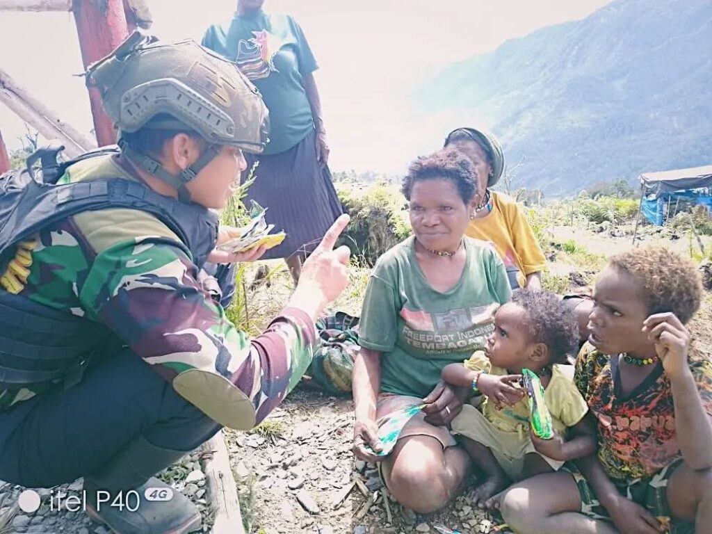 Satgas Yonif 509 Kostrad Berikan Kepedulian kepada Masyarakat di Pos Langit BilogaiIntan Jaya,