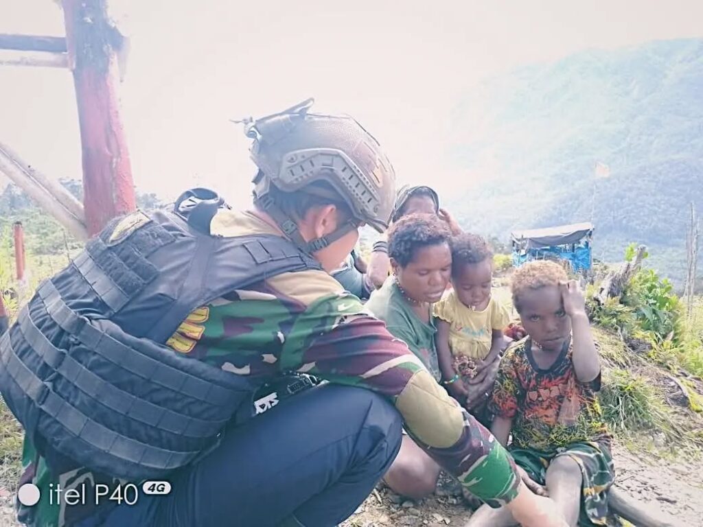 Satgas Yonif 509 Kostrad Berikan Kepedulian kepada Masyarakat di Pos Langit Bilogai  Intan Jaya, Papua — Satgas Yonif 509 Kostrad terus menunjukkan kepeduliannya terhadap masyarakat melalui layanan kesehatan gratis yang dilaksanakan di Pos Langit Bilogai. Dalam kegiatan ini, tim kesehatan dari Satgas memberikan obat-obatan kepada warga yang membutuhkan serta edukasi tentang pentingnya pola hidup sehat. Selasa(31/12/2024)  Komandan Pos Langit Bilogai, Lettu Inf Abdian Mardhani menyampaikan bahwa kegiatan ini merupakan wujud nyata komitmen Satgas Yonif 509 Kostrad untuk membantu masyarakat, khususnya dalam bidang kesehatan. “Kami ingin memastikan bahwa masyarakat di sekitar pos kami mendapatkan akses pelayanan kesehatan, terutama bagi mereka yang kesulitan menjangkau fasilitas medis,” ujar Danpos Langit Bilogai.  Selain pemeriksaan kesehatan, para prajurit juga memberikan edukasi tentang pentingnya menjaga kebersihan diri dan lingkungan untuk mencegah penyakit. Masyarakat yang hadir mengaku sangat terbantu dengan adanya layanan ini.  “Saya senang bisa datang ke sini untuk berobat. Obatnya gratis, dan bapak-bapak tentara juga mengajari kami cara menjaga kesehatan,” ungkap salah satu warga yang menerima pengobatan.  Kegiatan ini diharapkan dapat meningkatkan kesadaran masyarakat tentang pentingnya hidup sehat dan mempererat hubungan antara Satgas Yonif 509 Kostrad dengan warga sekitar. Satgas berkomitmen untuk terus memberikan pelayanan terbaik demi kesejahteraan masyarakat Papua.