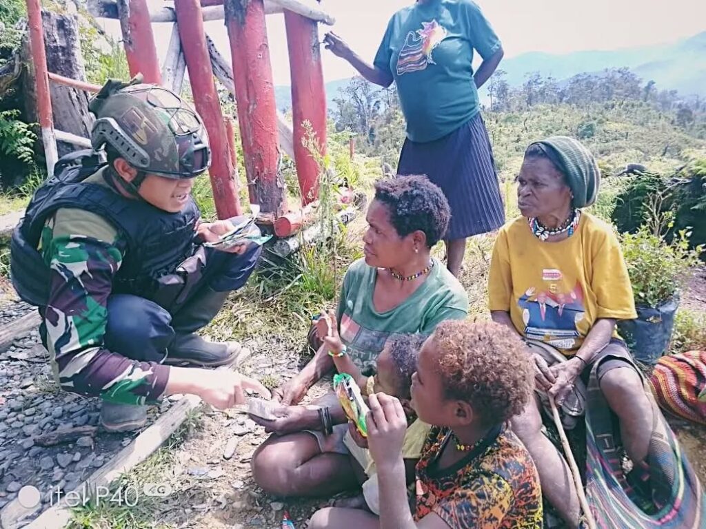 Satgas Yonif 509 Kostrad Berikan Kepedulian kepada Masyarakat di Pos Langit BilogaiIntan Jaya, (2)