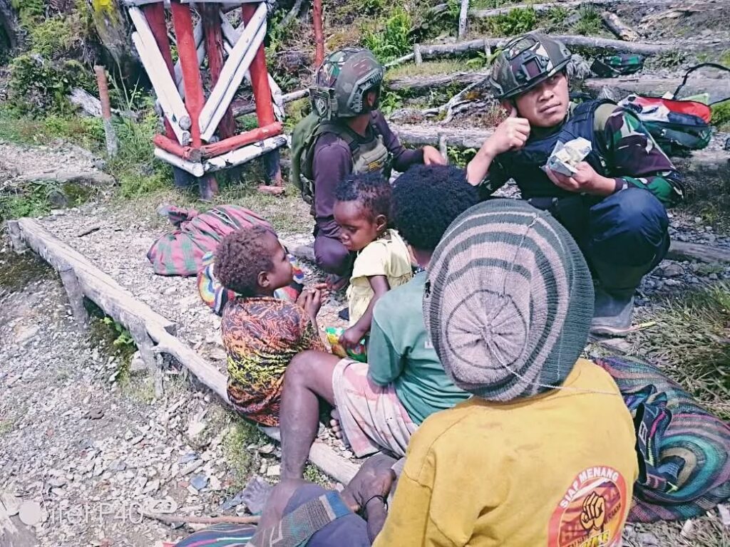 Satgas Yonif 509 Kostrad Berikan Kepedulian kepada Masyarakat di Pos Langit BilogaiIntan Jaya, (3)