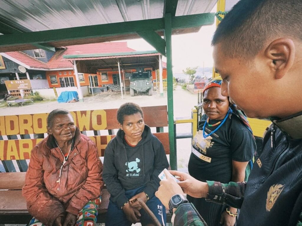 Satgas Yonif 509 Kostrad Berikan Layanan Kesehatan kepada Masyarakat di Titik KuatIntan Jaya – K (3)