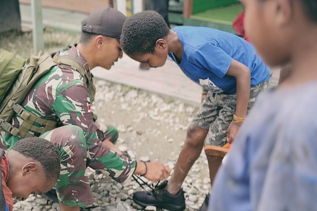 Satgas Yonif 509 Kostrad Berikan Pakaian dan Sepatu Baru untuk Anak-Anak PapuaIntan Jaya – Satga (1)