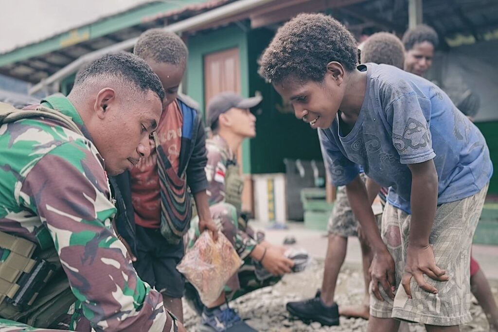 Satgas Yonif 509 Kostrad Berikan Pakaian dan Sepatu Baru untuk Anak-Anak Papua  Intan Jaya – Satgas Yonif 509 Kostrad terus menunjukkan kepedulian dan perhatian terhadap masyarakat Papua, khususnya anak-anak, melalui berbagai kegiatan sosial. Salah satunya adalah pembagian pakaian dan sepatu baru yang dilakukan di sekitar Titik Kuat (TK) Koper, Intan Jaya, Papua, pada hari ini.  Kegiatan ini dipimpin langsung oleh Dantim TK Koper, Letda Inf Dimas Wira, bersama anggota timnya. Anak-anak Papua yang hadir terlihat penuh semangat dan bahagia saat menerima pakaian serta sepatu baru. Bantuan ini diberikan sebagai bentuk dukungan terhadap anak-anak agar dapat menjalani aktivitas sehari-hari, terutama dalam dunia pendidikan, dengan lebih nyaman. Jum'at(11/01/2025)  “Kami berharap, dengan adanya pakaian dan sepatu baru ini, anak-anak semakin semangat untuk bersekolah dan meraih masa depan yang lebih baik. Ini juga menjadi wujud kasih sayang dan perhatian kami kepada generasi muda Papua,” ujar Letda Inf Dimas Wira.  Selain pembagian pakaian dan sepatu, kegiatan ini juga diisi dengan momen kebersamaan antara anggota Satgas Yonif 509 Kostrad dan anak-anak.