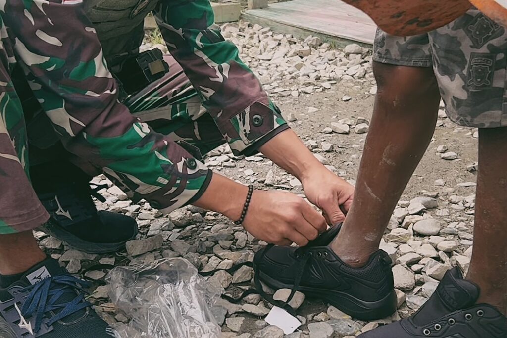 Satgas Yonif 509 Kostrad Berikan Pakaian dan Sepatu Baru untuk Anak-Anak PapuaIntan Jaya – Satga (2)