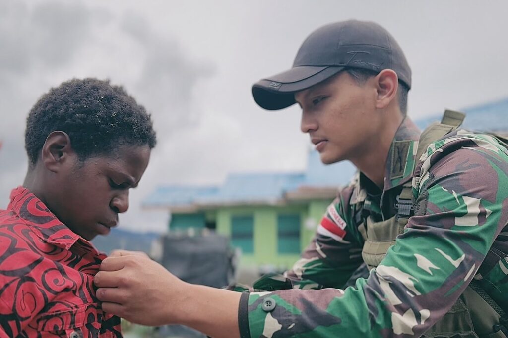 Satgas Yonif 509 Kostrad Berikan Pakaian dan Sepatu Baru untuk Anak-Anak PapuaIntan Jaya – Satga (4)