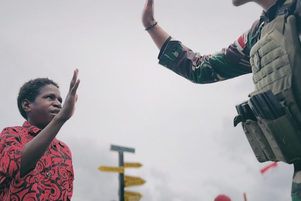 Satgas Yonif 509 Kostrad Berikan Pakaian dan Sepatu Baru untuk Anak-Anak PapuaIntan Jaya – Satga (5)