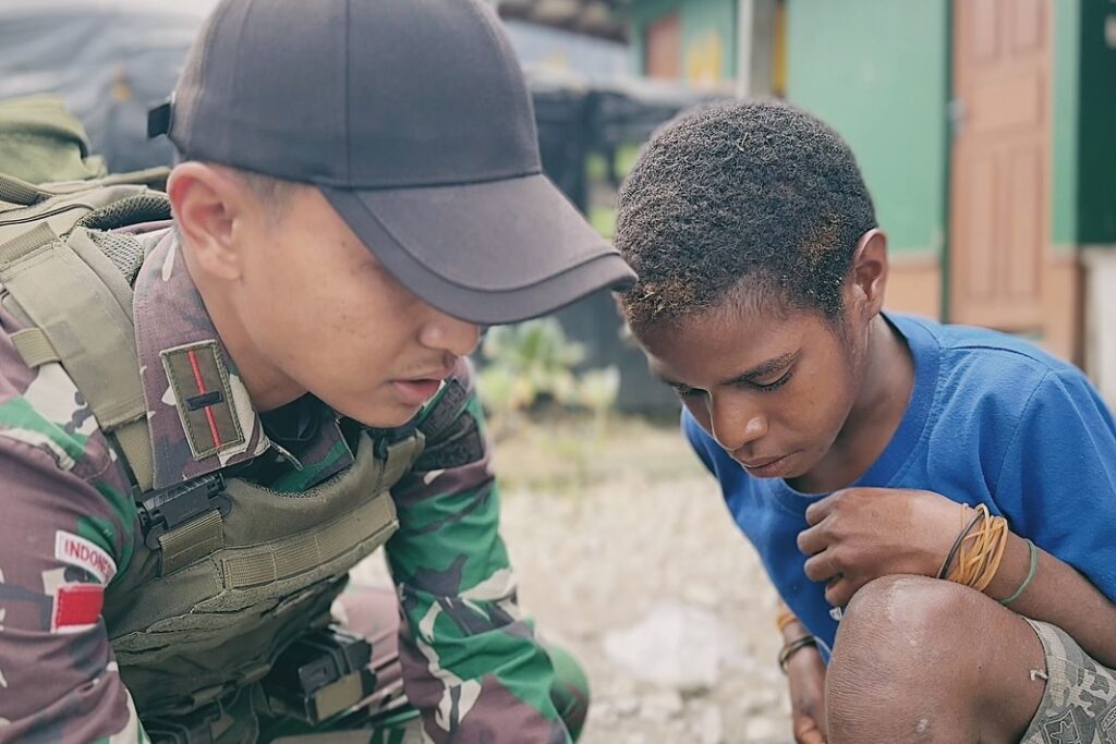 Satgas Yonif 509 Kostrad Berikan Pakaian dan Sepatu Baru untuk Anak-Anak PapuaIntan Jaya – Satga (6)
