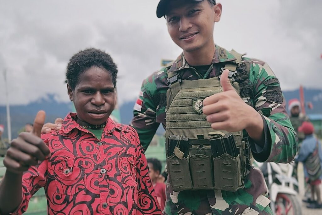 Satgas Yonif 509 Kostrad Berikan Pakaian dan Sepatu Baru untuk Anak-Anak PapuaIntan Jaya – Satga (7)