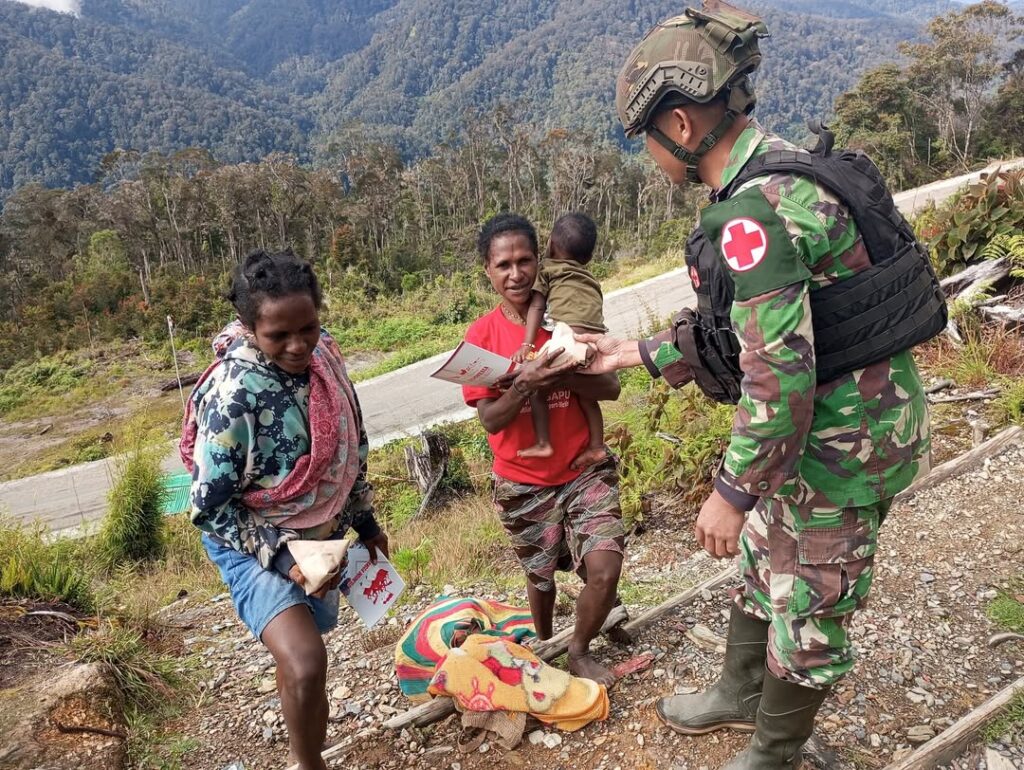 Satgas Yonif 509 Kostrad Berikan Pelayanan Kesehatan dan Bangun Keakraban dengan mama Papua di Pos Langit Bilogai  Intan Jaya, Papua – Satgas Yonif 509 Kostrad kembali menunjukkan kepeduliannya kepada masyarakat dengan memberikan layanan kesehatan gratis kepada Mama Papua yang datang berobat di Pos Langit Bilogai. Kegiatan ini dipimpin langsung oleh Danpos Langit Bilogai, Lettu Inf Abdian Mardhani, sebagai bagian dari upaya Satgas dalam membantu masyarakat, khususnya dalam bidang kesehatan, di daerah tugasnya. Selasa (05/02/2025)  Dalam kegiatan ini, tim kesehatan Satgas memberikan pemeriksaan kepada Mama Papua yang mengalami berbagai keluhan, mulai dari sakit kepala, dan nyeri sendi. Setelah diperiksa, mereka diberikan obat-obatan serta edukasi mengenai pola hidup sehat untuk mencegah penyakit.  Selain menerima pengobatan, interaksi hangat terjalin antara Mama Papua dan prajurit Satgas. Sambil menunggu giliran pemeriksaan, mereka berbincang dengan akrab, berbagi cerita tentang kehidupan sehari-hari di kampung. Suasana penuh kehangatan terlihat saat canda tawa mewarnai percakapan mereka.