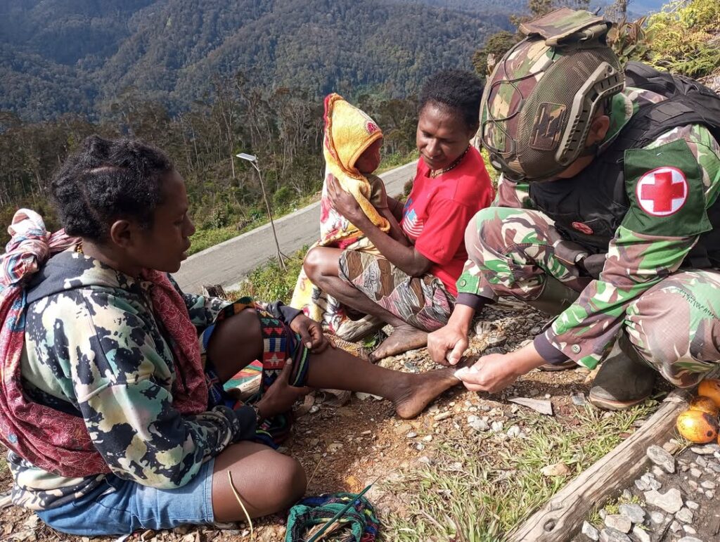 Satgas Yonif 509 Kostrad Berikan Pelayanan Kesehatan dan Bangun Keakraban dengan mama Papua di P (2)