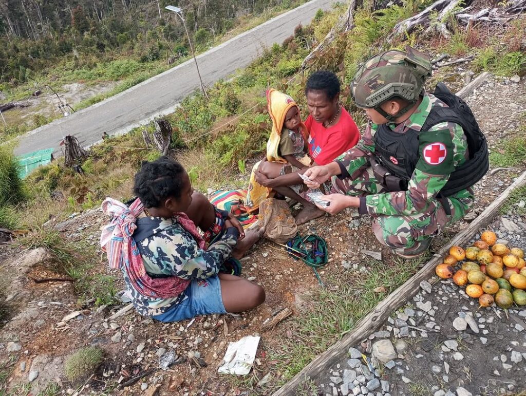 Satgas Yonif 509 Kostrad Berikan Pelayanan Kesehatan dan Bangun Keakraban dengan mama Papua di P (3)