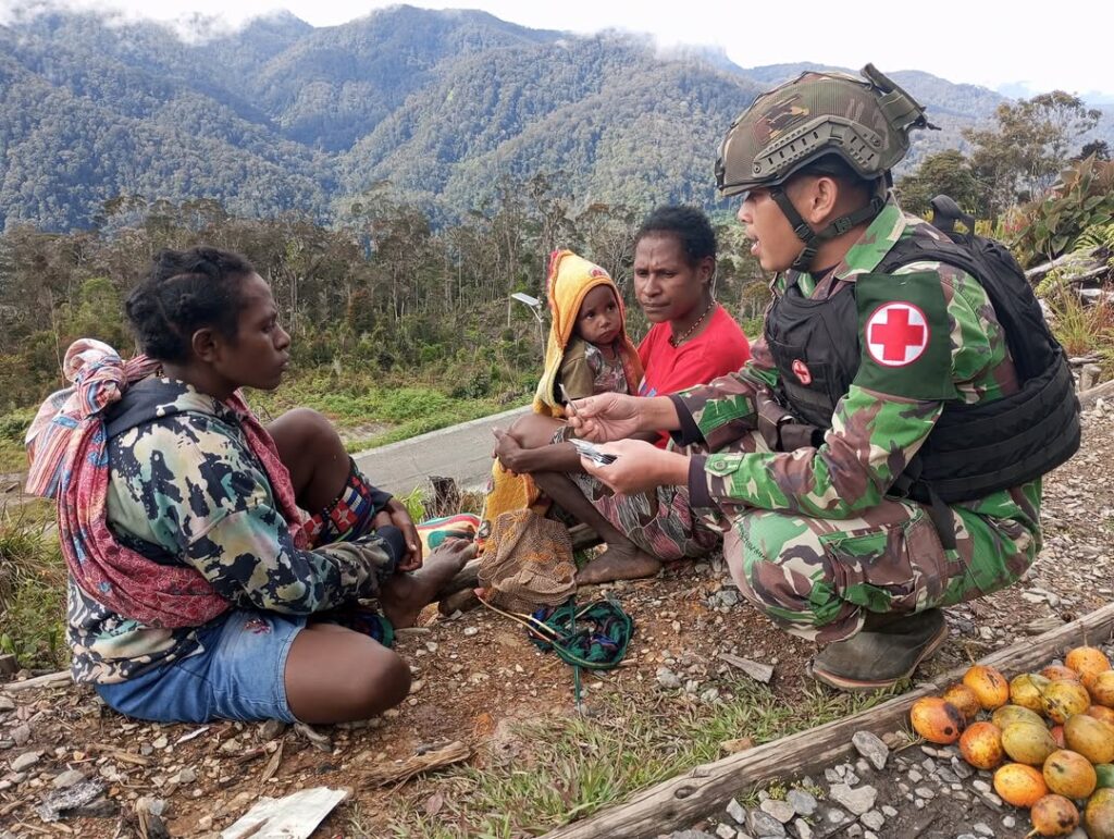Satgas Yonif 509 Kostrad Berikan Pelayanan Kesehatan dan Bangun Keakraban dengan mama Papua di P (4)
