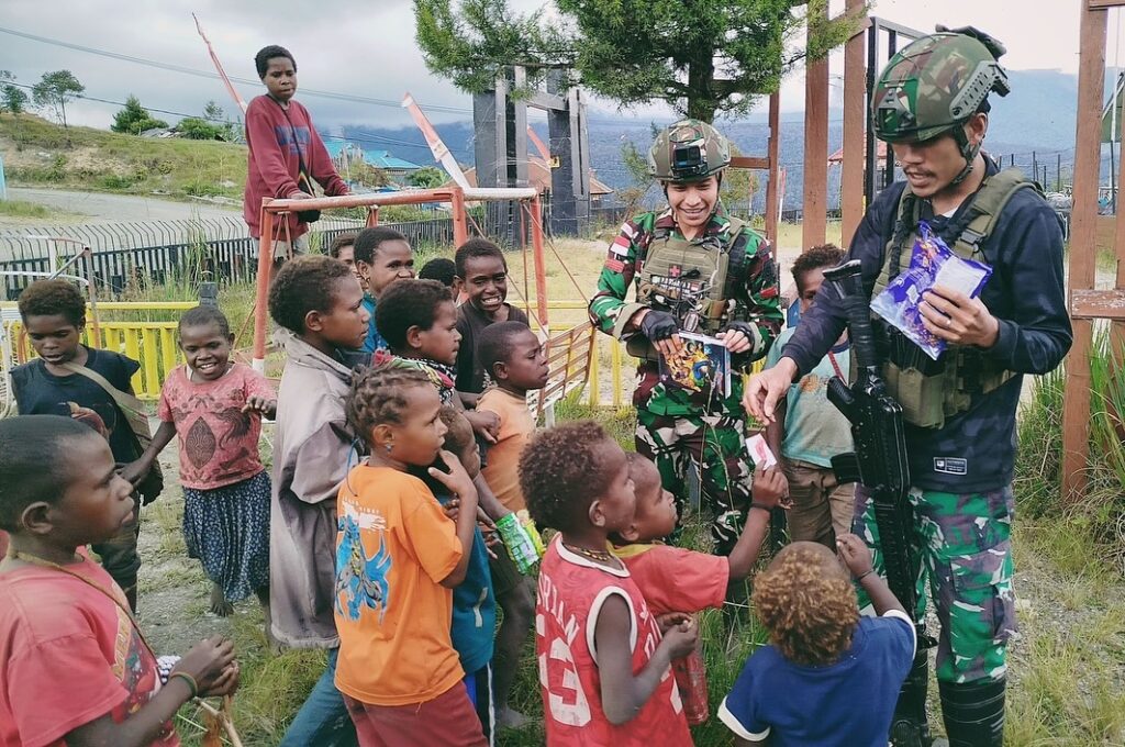 Satgas Yonif 509 Kostrad Bermain dan Belajar Bersama Anak-Anak di TK J2Intan Jaya, Papua — Satga (1)