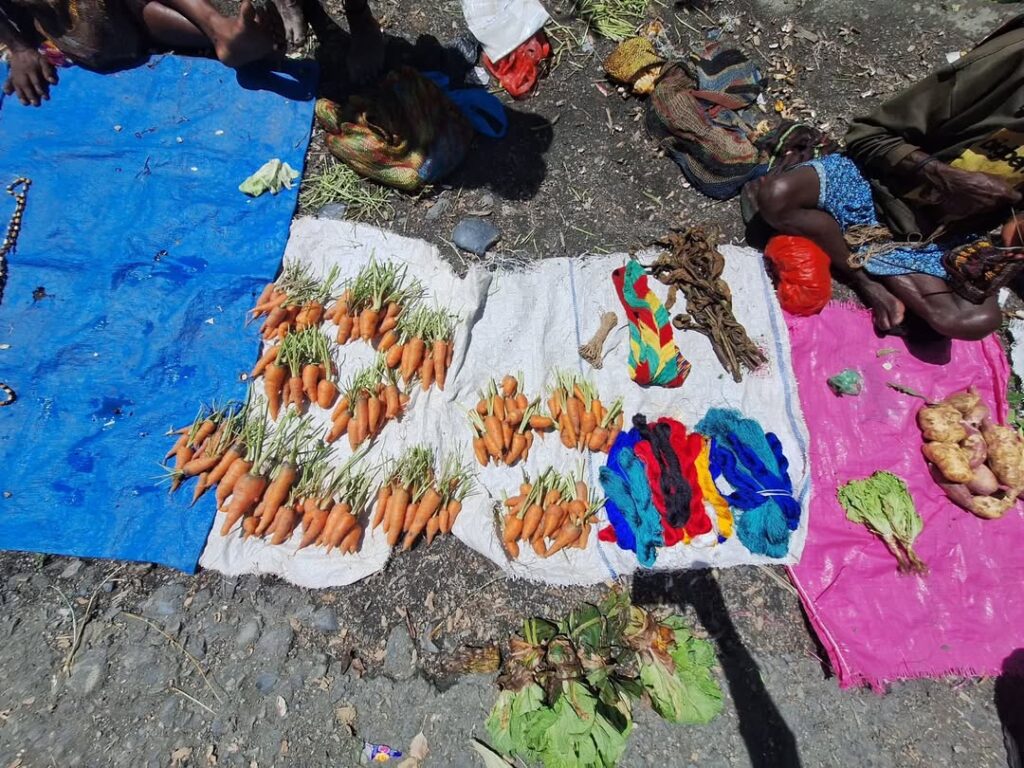 Satgas Yonif 509 Kostrad Bersama Aparat Keamanan TNI-Polri Gelar Kegiatan “BERSAMA” di Pasar Ko (2)