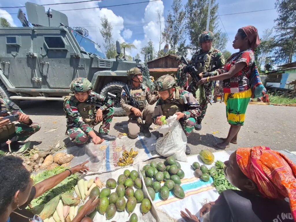 Satgas Yonif 509 Kostrad Bersama Aparat Keamanan TNI-Polri Gelar Kegiatan “BERSAMA” di Pasar Ko (4)