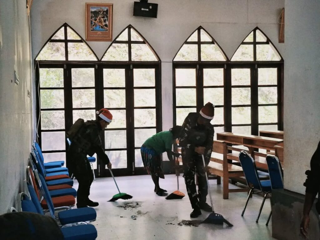 atgas Yonif 509 Kostrad Bersama Masyarakat Melaksanakan Bersih-Bersih di Gereja St. Misael Sugapa

Intan Jaya, Papua – Satgas Yonif 509 Kostrad kembali menunjukkan kepedulian dan dukungannya terhadap masyarakat di wilayah tugas. Kali ini, para prajurit Satgas bersama masyarakat setempat bergotong-royong membersihkan Gereja St. Misael Sugapa. Senin (02/12/2024)

Kegiatan ini dipimpin langsung oleh Komandan Tk Mamba, Letda Inf Cakra Paraera, dengan melibatkan personel TNI dan warga sekitar. Dalam kegiatan tersebut, area luar dan dalam gereja dibersihkan, termasuk halaman, bangku gereja, serta lingkungan sekitar tempat ibadah.

Letda Inf Cakra Paraera menyampaikan bahwa kegiatan ini merupakan bentuk sinergi antara TNI dan masyarakat dalam menjaga kebersihan dan kenyamanan tempat ibadah. “Gereja adalah tempat yang sakral bagi masyarakat. Kami merasa terpanggil untuk membantu menjaga kebersihan dan keindahannya agar semakin nyaman untuk beribadah,” ujarnya

Masyarakat Sugapa yang turut berpartisipasi menyambut kegiatan ini dengan antusias. Salah satu tokoh masyarakat, mengucapkan rasa terima kasihnya kepada Satgas Yonif 509 Kostrad. “Kami merasa sangat terbantu dengan kehadiran bapak-bapak TNI. Kehadiran mereka memberikan energi positif bagi kami, dan ini mempererat hubungan kami dengan Satgas,” ungkapnya.