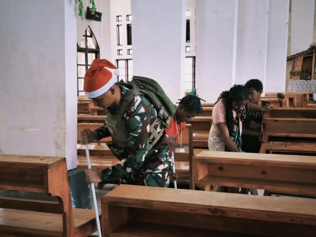 Satgas Yonif 509 Kostrad Bersama Masyarakat Melaksanakan Bersih-Bersih di Gereja St. Misael Sug (2)