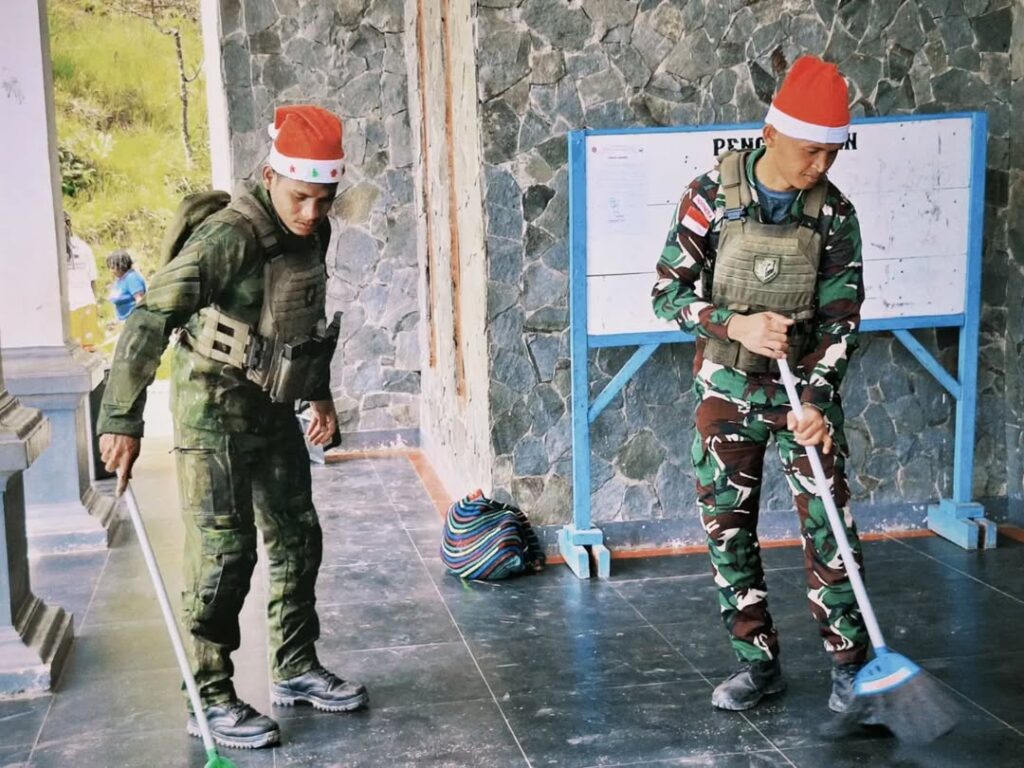 Satgas Yonif 509 Kostrad Bersama Masyarakat Melaksanakan Bersih-Bersih di Gereja St. Misael Sug (3)