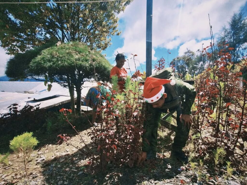 Satgas Yonif 509 Kostrad Bersama Masyarakat Melaksanakan Bersih-Bersih di Gereja St. Misael Sug (5)
