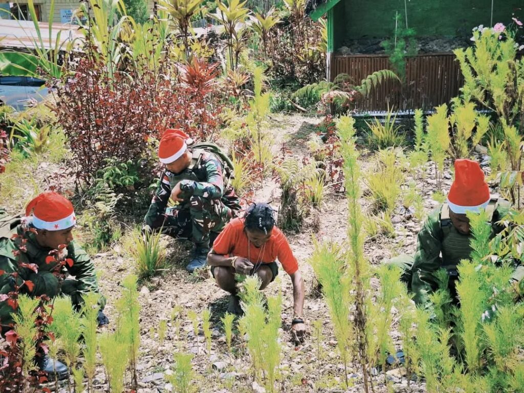 Satgas Yonif 509 Kostrad Bersama Masyarakat Melaksanakan Bersih-Bersih di Gereja St. Misael Sug (6)