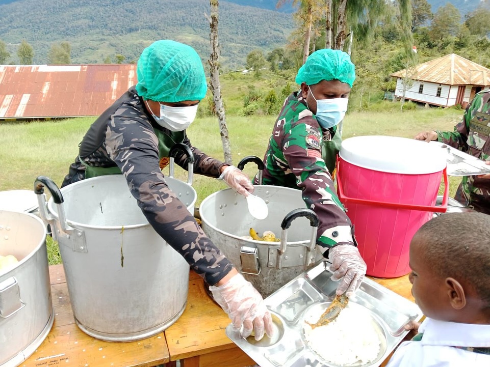 Satgas Yonif 509 Kostrad Bersama Satgas TNI Lainnya Bagikan Makanan Bergizi Gratis untuk Anak Se (2)