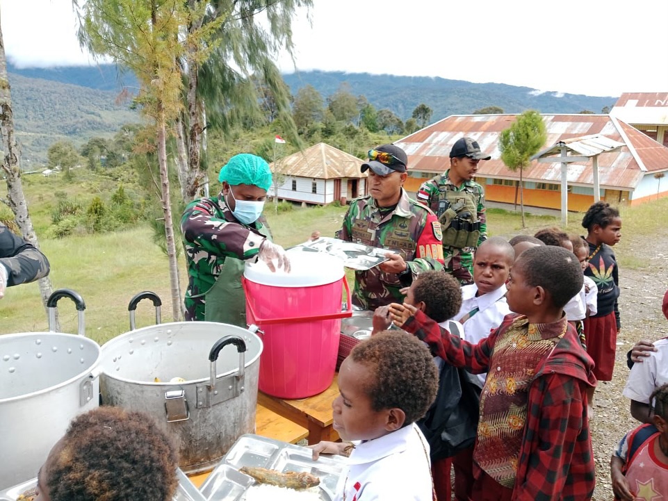 Satgas Yonif 509 Kostrad Bersama Satgas TNI Lainnya Bagikan Makanan Bergizi Gratis untuk Anak Se (3)