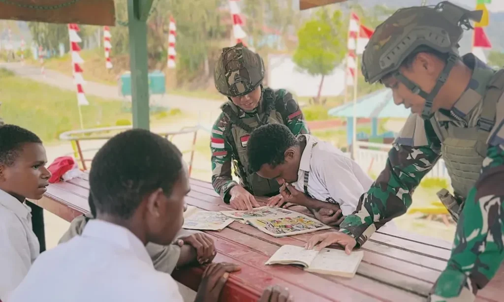 Satgas Yonif 509 Kostrad Gelar Kegiatan Belajar Bersama Anak-Anak Papua di Titik Kuat Mamba  Intan Jaya – Satgas Yonif 509 Kostrad terus menunjukkan kepedulian terhadap pendidikan anak-anak Papua dengan mengadakan kegiatan belajar bersama di Titik Kuat (TK) Mamba, Intan Jaya, Papua, pada hari ini. Jumat(17/01/2025)  Kegiatan ini dipimpin langsung oleh Pasiter Satgas Yonif 509 Kostrad, Lettu Chk Irawan Suharto, yang berperan aktif dalam memberikan edukasi dan motivasi kepada anak-anak. Berbagai materi pelajaran, seperti membaca, menulis, berhitung, dan pengetahuan umum, disampaikan dengan cara yang menyenangkan dan mudah dipahami.  Anak-anak yang hadir tampak antusias dan semangat mengikuti kegiatan belajar. Mereka juga merasa senang dengan pendekatan ramah yang dilakukan oleh para prajurit. Dalam kesempatan tersebut, Satgas Yonif 509 Kostrad turut membagikan alat tulis sebagai bentuk dukungan terhadap pendidikan mereka.  Lettu Chk Irawan Suharto menyampaikan, “Kami ingin memberikan kontribusi nyata dalam mencerdaskan generasi muda Papua. Anak-anak ini adalah masa depan bangsa, dan kami berharap semangat belajar mereka terus tumbuh.”  Kegiatan seperti ini tidak hanya memberikan manfaat dalam bidang pendidikan tetapi juga mempererat hubungan antara Satgas Yonif 509 Kostrad dengan masyarakat setempat. Warga sekitar pun menyambut positif upaya yang dilakukan oleh satgas dalam mendukung kemajuan pendidikan di Intan Jaya.