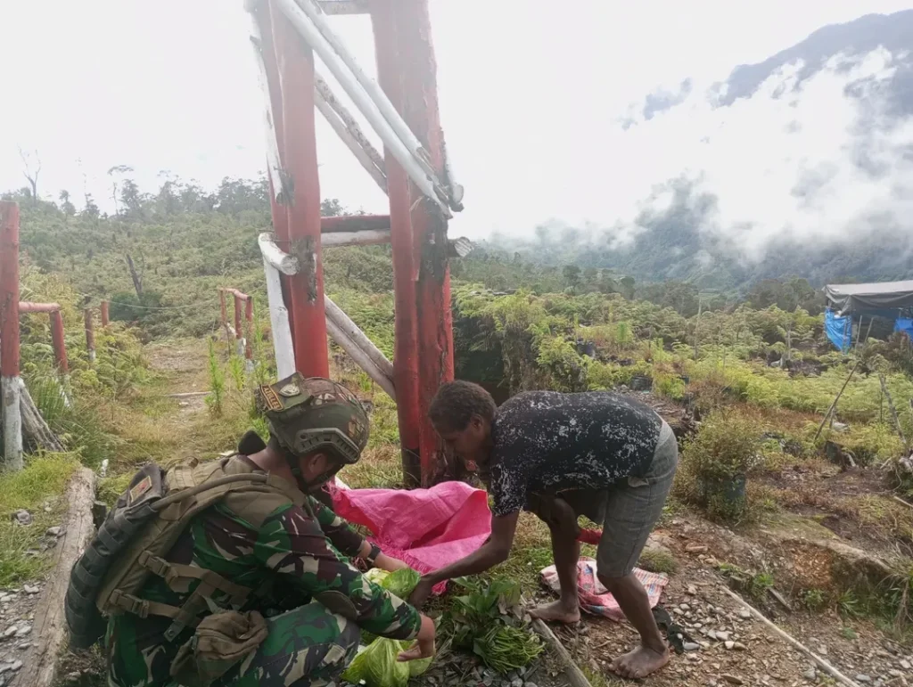 Satgas Yonif 509 Kostrad Gelar Kegiatan Rosita di Pos Langit Bilogai  Intan Jaya, Papua — Satgas Yonif 509 Kostrad kembali menunjukkan komitmennya dalam mendukung kesejahteraan masyarakat dengan melaksanakan kegiatan “Rosita” (Borong Hasil Tani) di Pos Langit Bilogai, Kabupaten Intan Jaya, Papua. Kegiatan ini dipimpin langsung oleh Danpos Langit, Lettu Inf Abdian Mardhani, dan melibatkan personel pos serta masyarakat setempat. Kamis(23/01/2025)  Rosita adalah program inisiatif Satgas Yonif 509 Kostrad yang bertujuan untuk membantu perekonomian masyarakat dengan membeli hasil tani yang dibawa oleh warga, khususnya Mama-mama Papua. Dalam kegiatan ini, Satgas membeli berbagai hasil tani seperti ubi, sayur-mayur, dan buah-buahan dari masyarakat setempat.  Menurut Lettu Inf Abdian Mardhani, kegiatan ini tidak hanya bertujuan untuk membantu perekonomian warga tetapi juga mempererat hubungan antara TNI dan masyarakat di wilayah binaan.  “Kami ingin kegiatan ini menjadi wujud nyata kehadiran TNI di tengah masyarakat. Selain membantu ekonomi, hasil tani yang kami beli juga akan digunakan untuk acara bakar batu bersama sebagai bentuk kebersamaan dan rasa syukur,” ujar Lettu Inf Abdian Mardhani.  Masyarakat menyambut kegiatan ini dengan antusias. Mama-mama Papua yang datang ke Pos Langit tampak senang karena hasil tani mereka dihargai dan dibeli langsung oleh personel Satgas. Mereka juga merasa terbantu karena kegiatan seperti ini mendukung kesejahteraan mereka di tengah kondisi yang sulit.