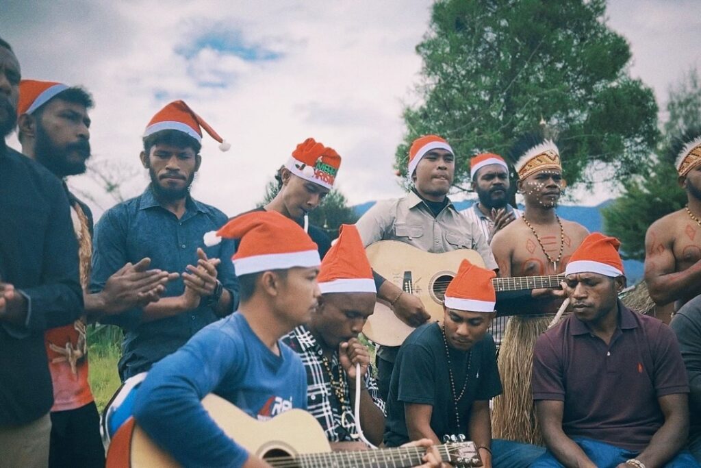 Satgas Yonif 509 Kostrad Gelar Lomba Vocal Group Bersama Masyarakat Sugapa, Disaksikan Langsung (3)