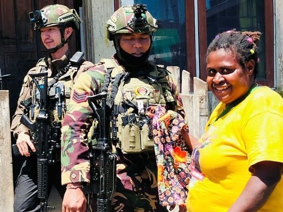 Satgas Yonif 509 Kostrad Gelar Patroli Anjangsana dan Berbagi Kebahagiaan di Kampung BilogaiInta (2)