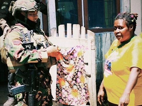 Satgas Yonif 509 Kostrad Gelar Patroli Anjangsana dan Berbagi Kebahagiaan di Kampung BilogaiInta (3)