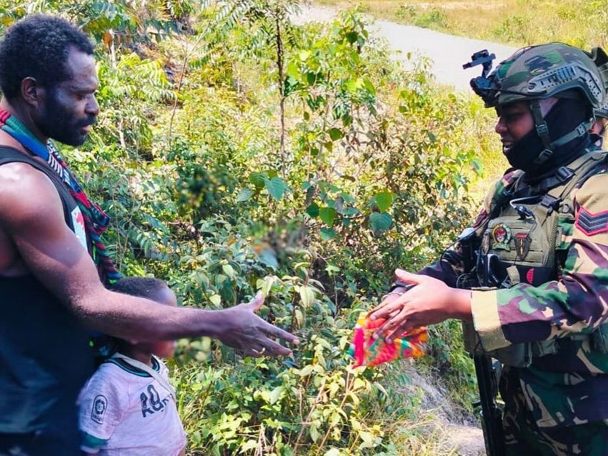 Satgas Yonif 509 Kostrad Gelar Patroli Keamanan Sembari Bagikan Bantuan Pakaian kepada WargaInta (2)