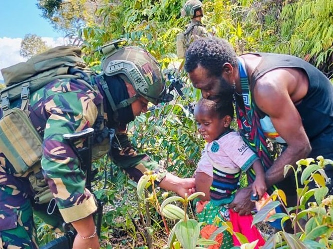 Satgas Yonif 509 Kostrad Gelar Patroli Keamanan Sembari Bagikan Bantuan Pakaian kepada WargaInta (3)