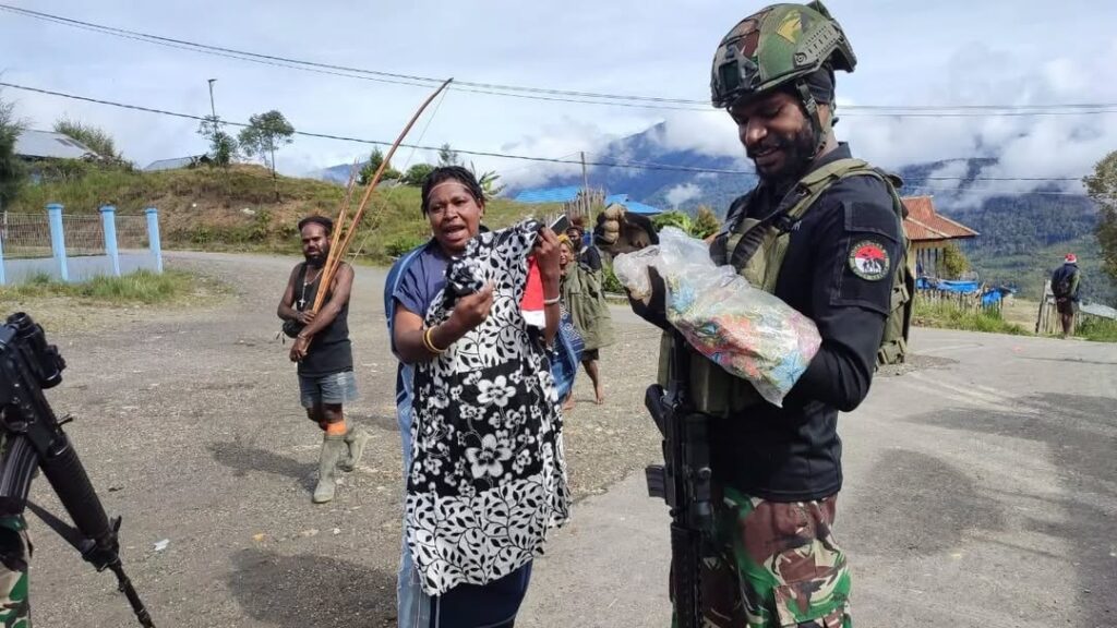 Satgas Yonif 509 Kostrad Gelar Patroli dan Berbagi Pakaian Baru untuk Warga  Intan Jaya, Papua – Dalam upaya mempererat hubungan dengan masyarakat dan menjaga stabilitas keamanan, Satgas Yonif 509 Kostrad melaksanakan kegiatan patroli keamanan sekaligus berbagi kepada masyarakat yang ditemui. Kegiatan ini dipimpin langsung oleh Dantim Tk. J2, Letda Inf Nauval, dan berlangsung dengan penuh semangat kebersamaan. Rabu(01/012025)  Dalam patroli tersebut, prajurit tidak hanya memastikan kondisi lingkungan tetap aman, tetapi juga membawa pakaian baru untuk dibagikan kepada masyarakat yang membutuhkan. Antusiasme warga terlihat jelas saat mereka menerima pakaian baru dari prajurit.  “Kami tidak hanya bertugas menjaga keamanan, tetapi juga berusaha memberikan manfaat nyata kepada masyarakat di sekitar wilayah operasi kami,” ujar Letda Inf Nauval.  Salah satu warga yang menerima bantuan mengungkapkan rasa terima kasihnya. “Kami sangat senang dan bersyukur atas perhatian dari TNI. Bantuan ini sangat berarti bagi kami,” katanya.  Kegiatan ini merupakan bagian dari komitmen Satgas Yonif 509 Kostrad untuk mendekatkan diri dengan masyarakat Papua dan menunjukkan bahwa kehadiran TNI bukan hanya sebagai penjaga keamanan, tetapi juga sebagai mitra yang peduli terhadap kesejahteraan rakyat.